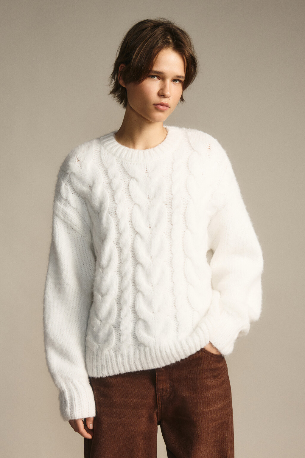 Джемпер вязаный с узором-косичкой - цвет молочный - 2