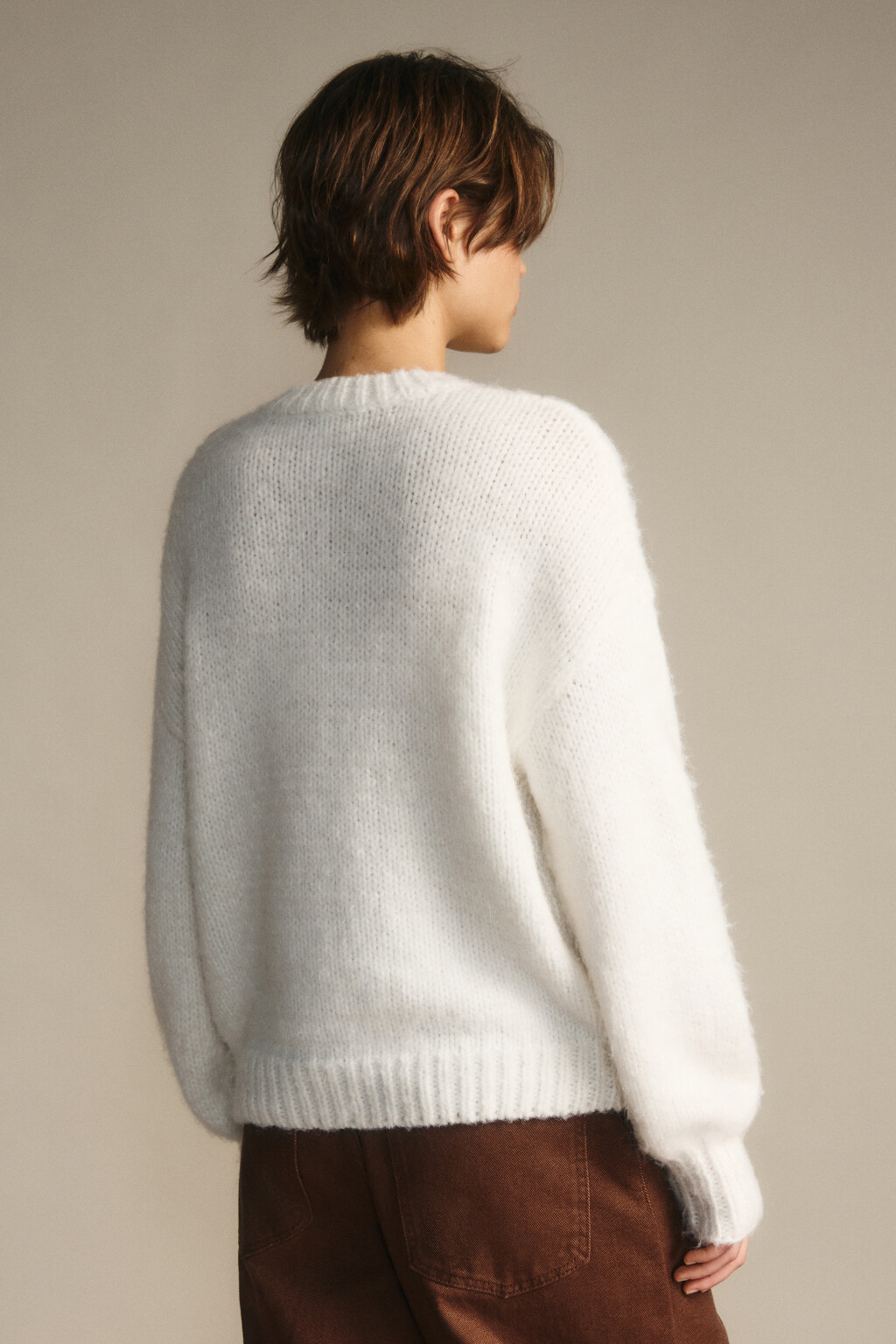 Джемпер вязаный с узором-косичкой - цвет молочный - 3