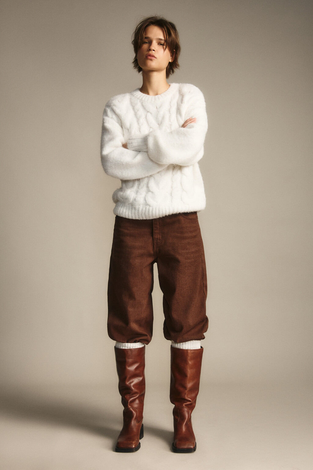 Джемпер вязаный с узором-косичкой - цвет молочный - 4