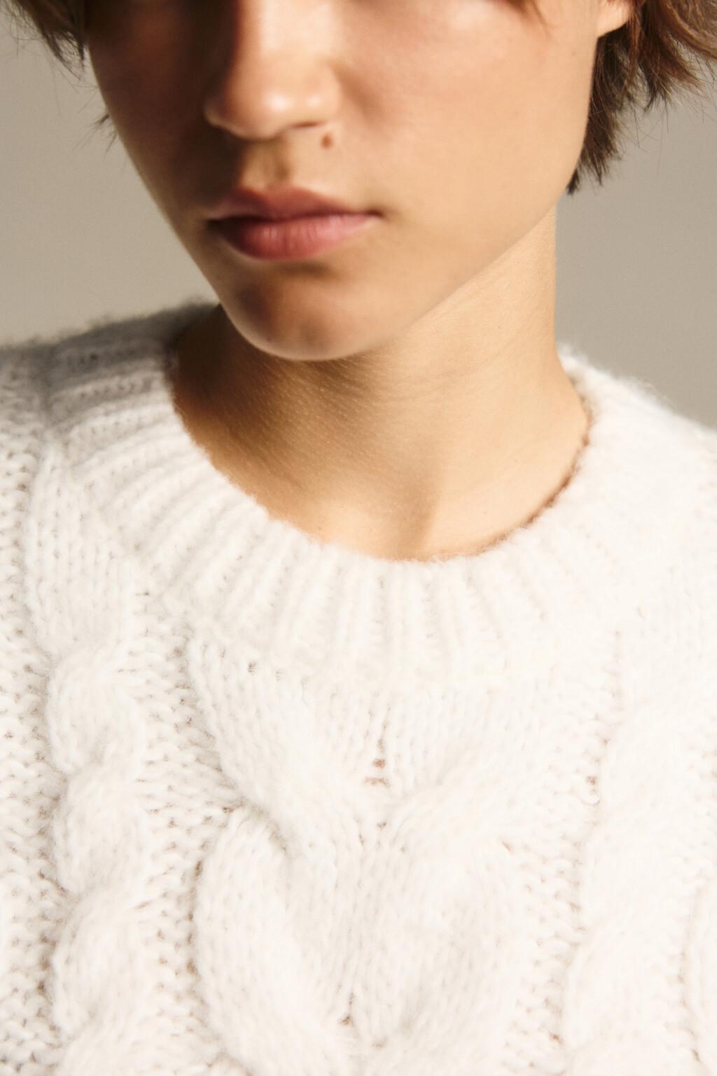Джемпер вязаный с узором-косичкой - цвет молочный - 5