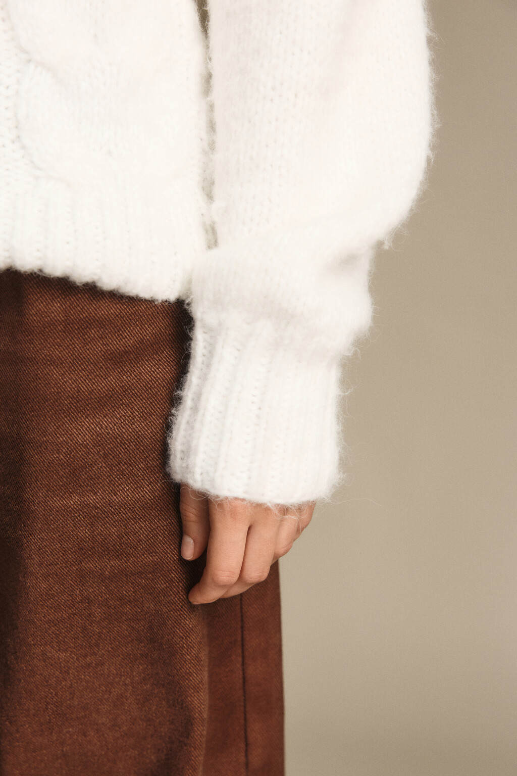 Джемпер вязаный с узором-косичкой - цвет молочный - 6