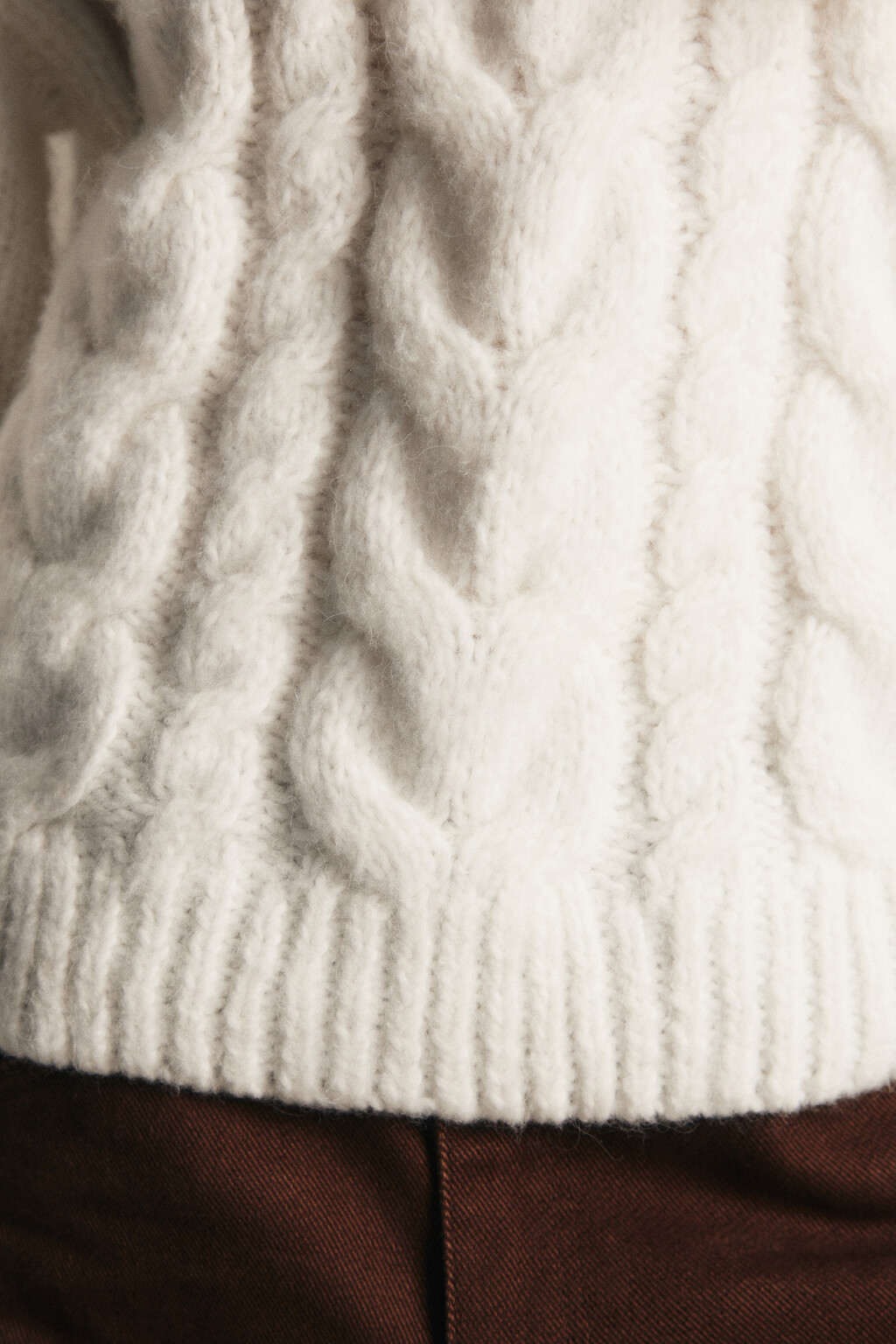 Джемпер вязаный с узором-косичкой - цвет молочный - 7