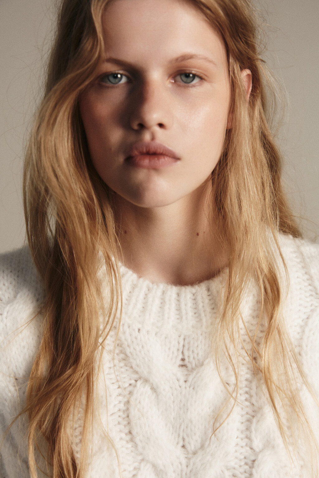 Джемпер вязаный с узором-косичкой - цвет молочный - 8