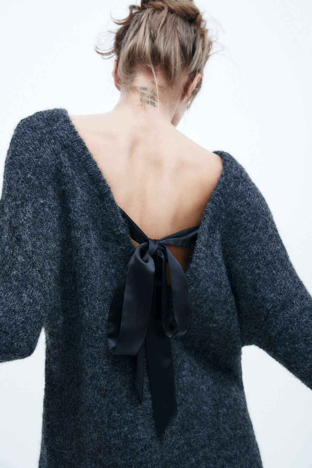 Джемпер с вырезом и бантом на спине - цвет серый - 1