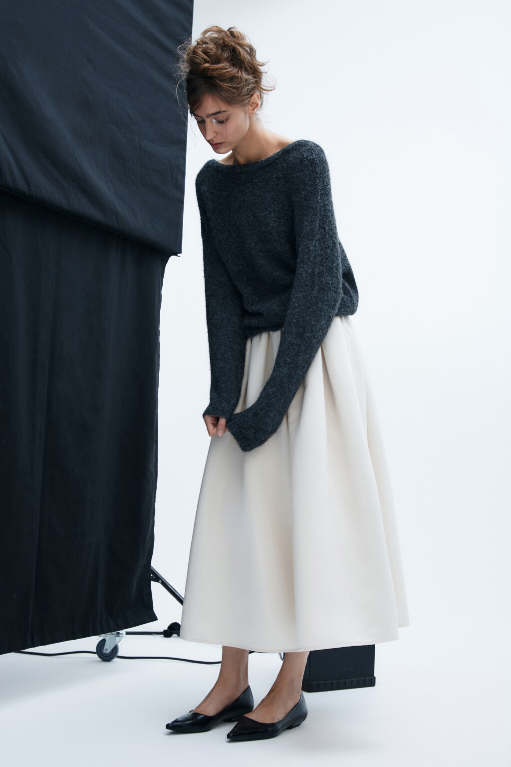 Джемпер с вырезом и бантом на спине - цвет серый - 2