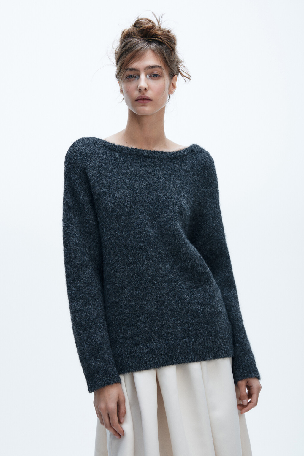 Джемпер с вырезом и бантом на спине - цвет серый - 4