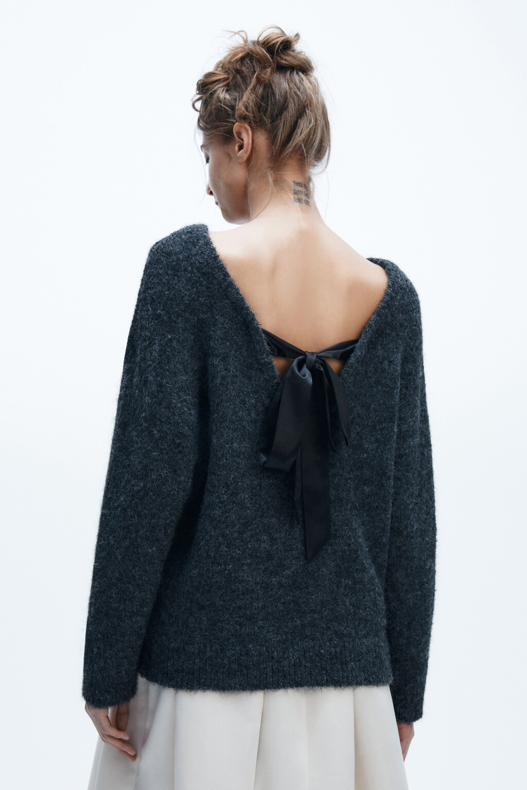 Джемпер с вырезом и бантом на спине - цвет серый - 5