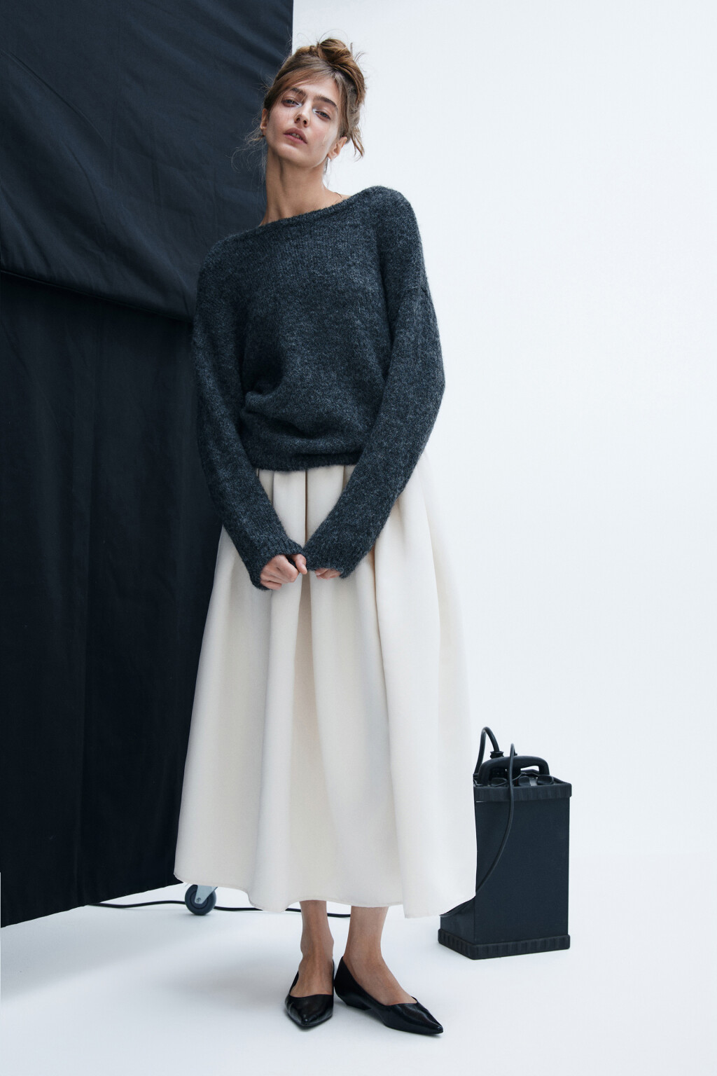 Джемпер с вырезом и бантом на спине - цвет серый - 6