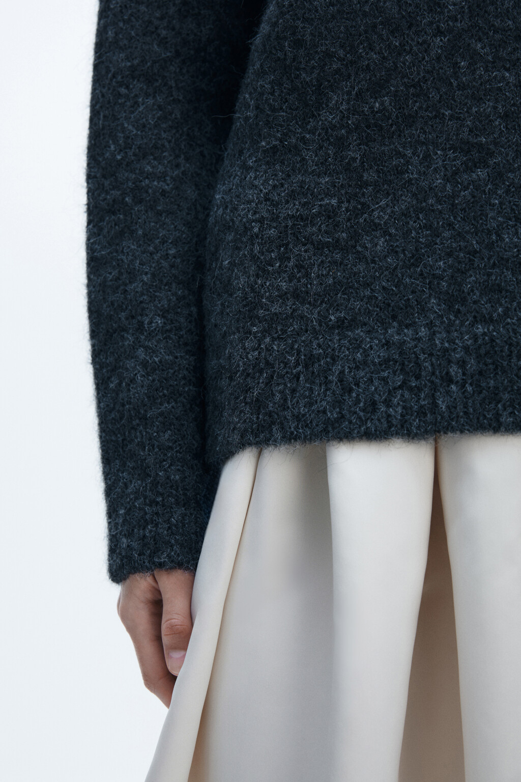 Джемпер с вырезом и бантом на спине - цвет серый - 7