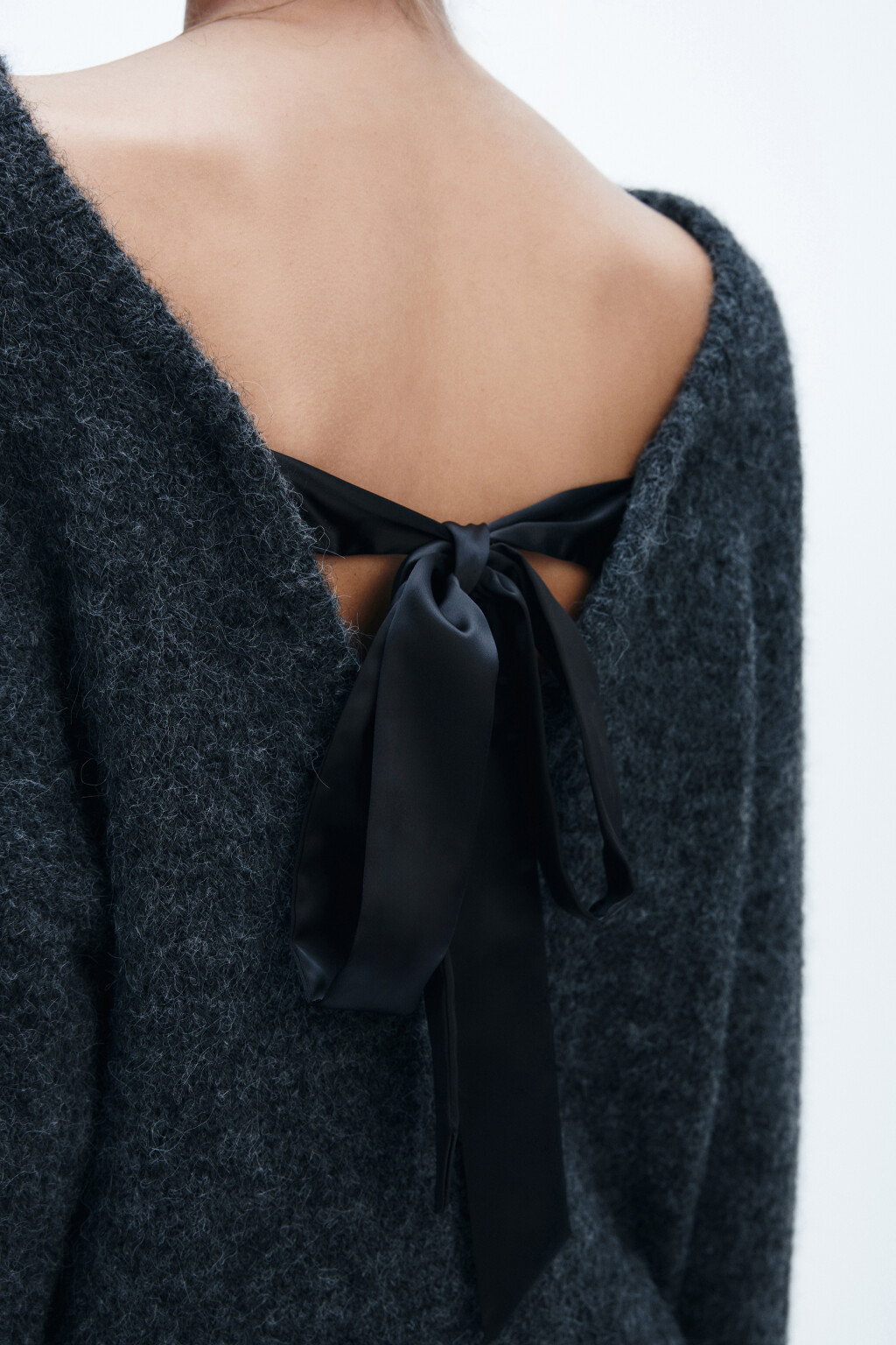 Джемпер с вырезом и бантом на спине - цвет серый - 9