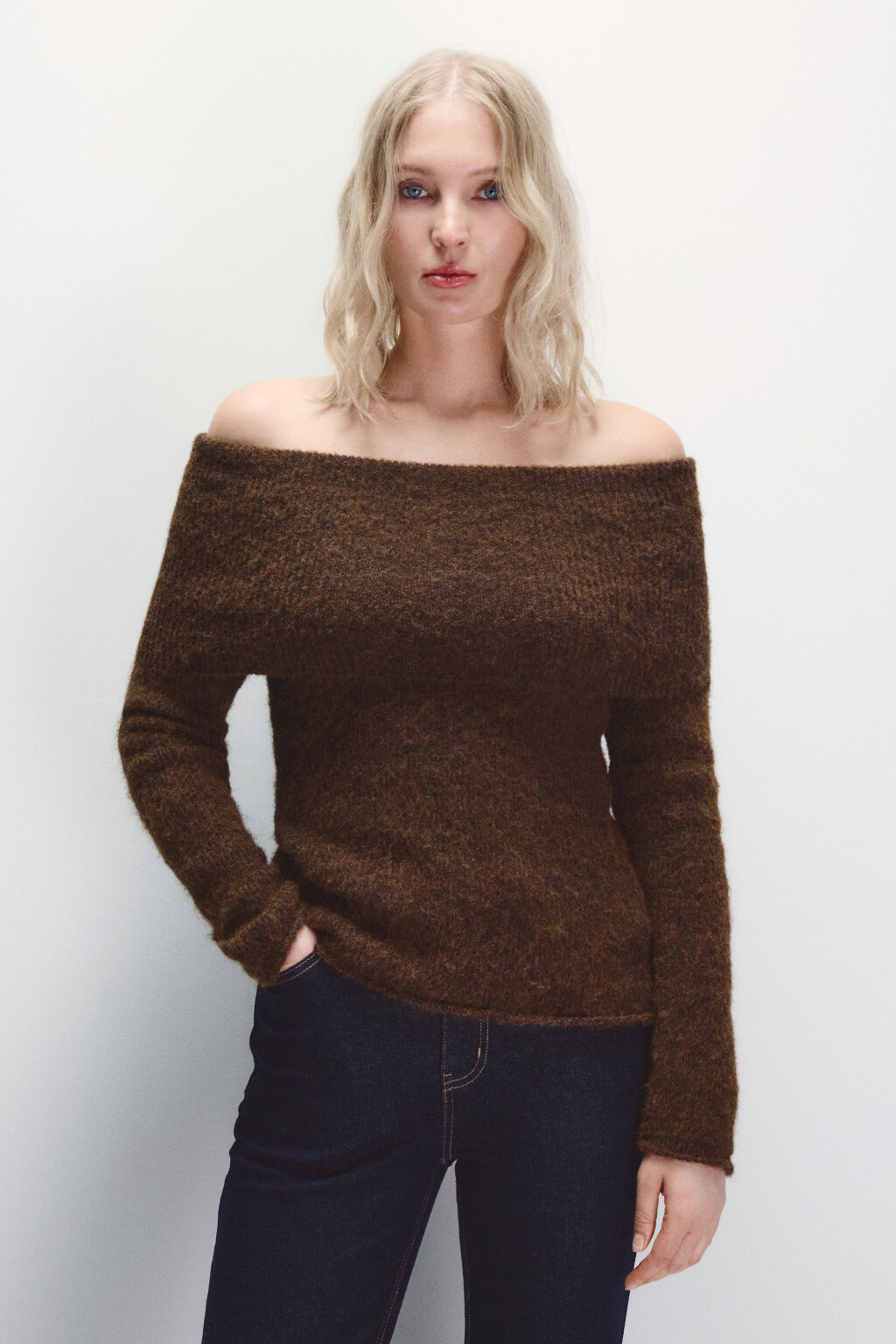 Джемпер вязаный с открытыми плечами - цвет коричневый - 2
