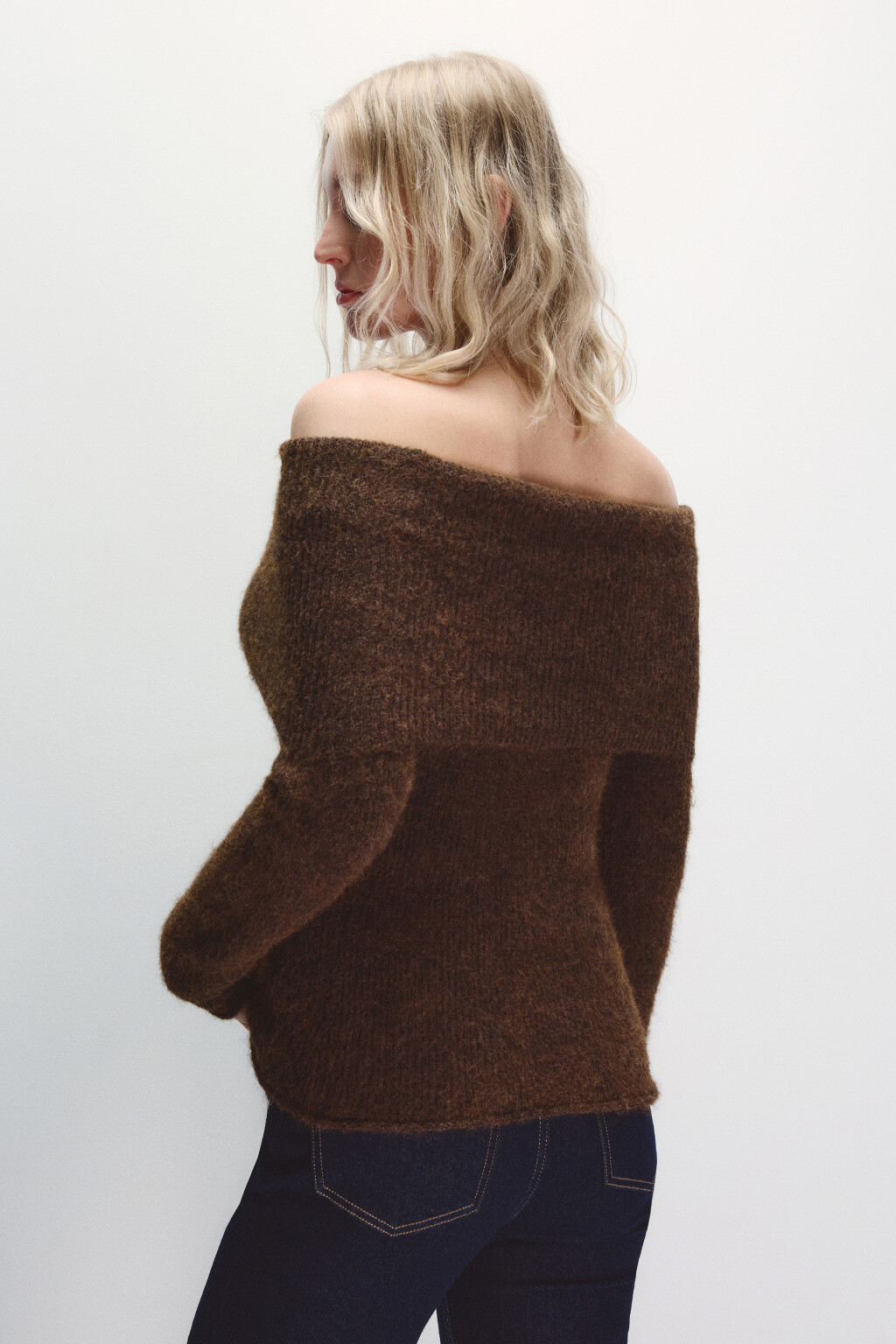 Джемпер вязаный с открытыми плечами - цвет коричневый - 3