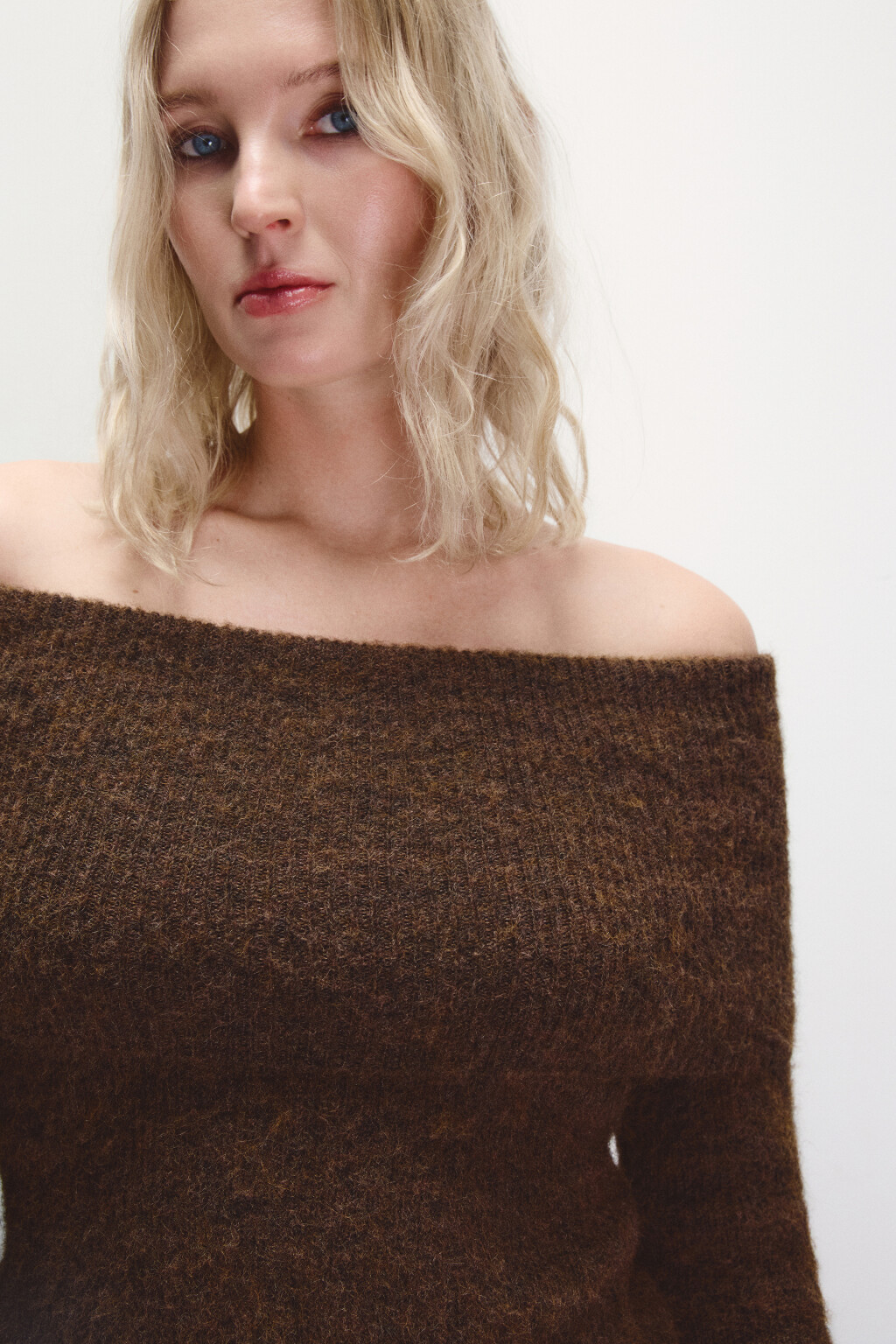 Джемпер вязаный с открытыми плечами - цвет коричневый - 5