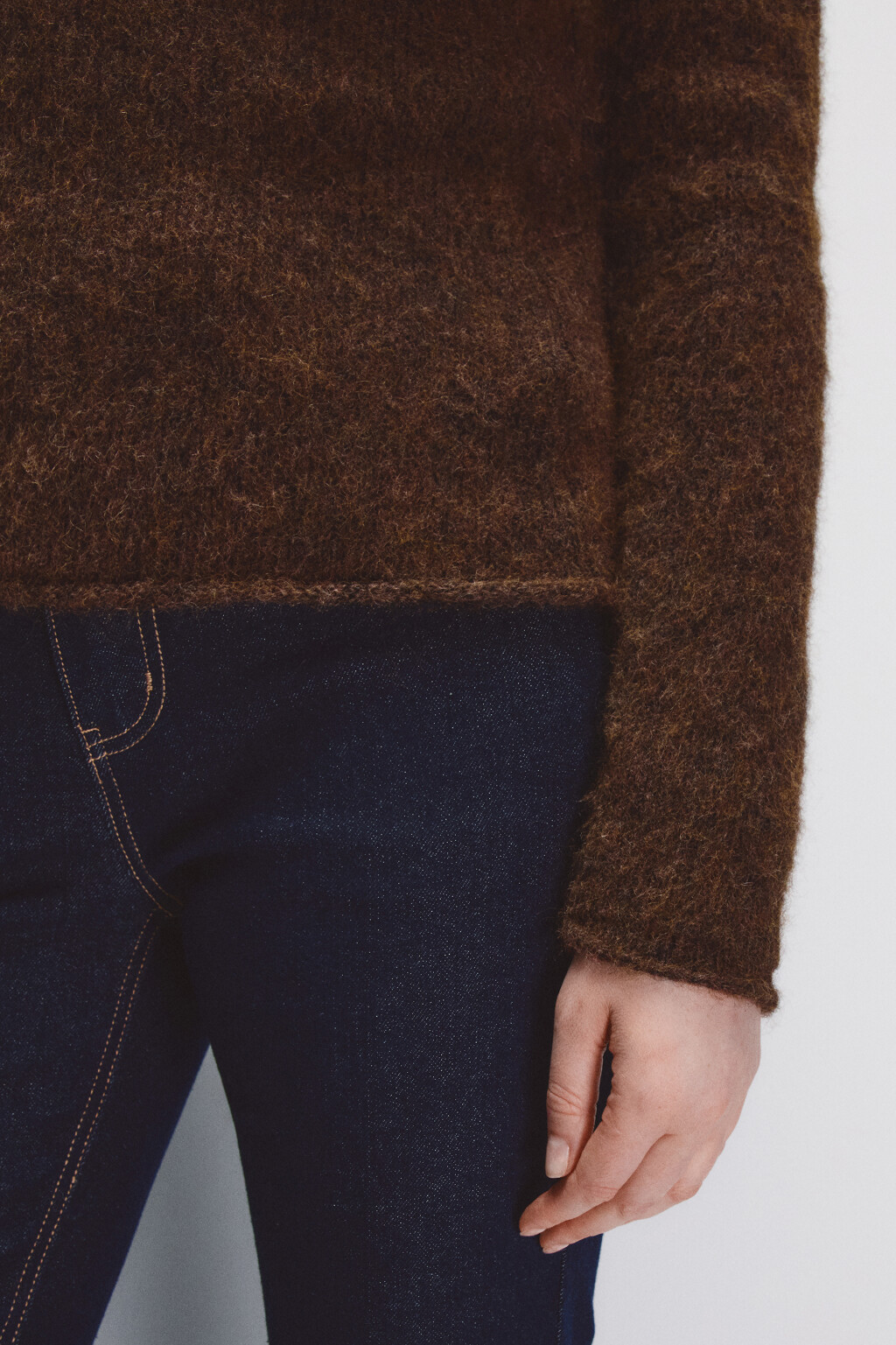 Джемпер вязаный с открытыми плечами - цвет коричневый - 6