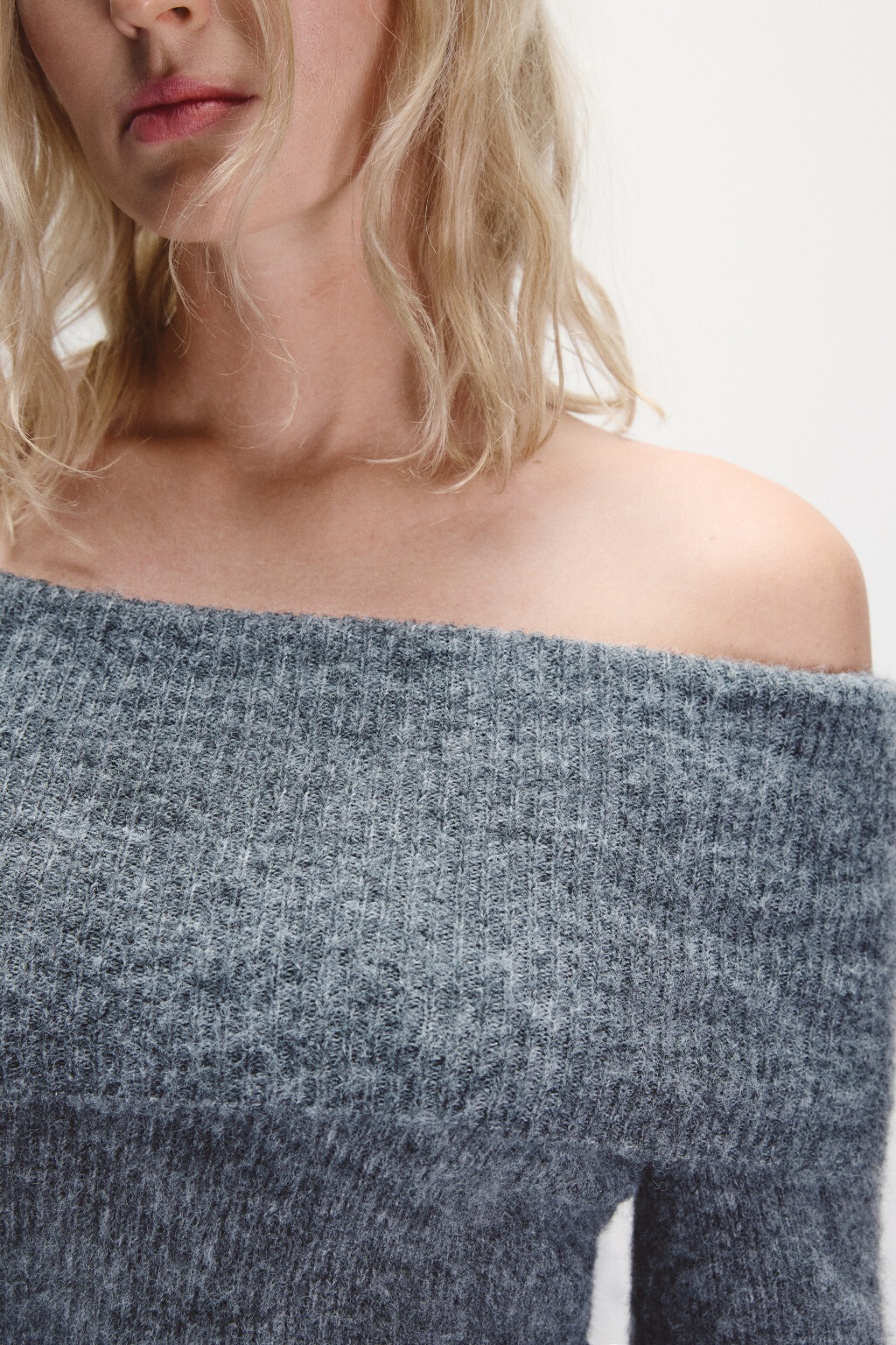Джемпер вязаный с открытыми плечами - цвет серый - 5