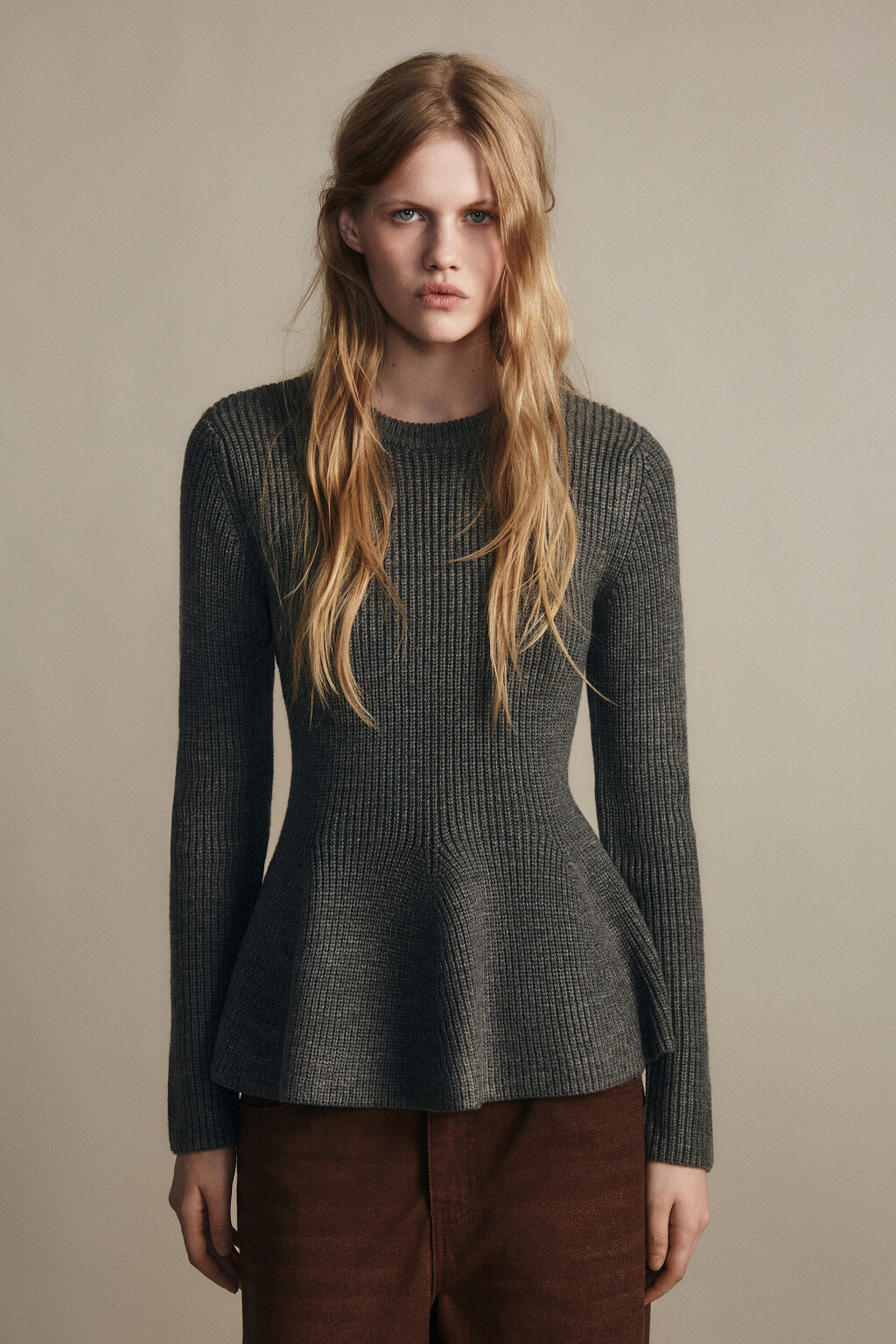 Джемпер вязаный приталенный с баской - цвет серый - 2