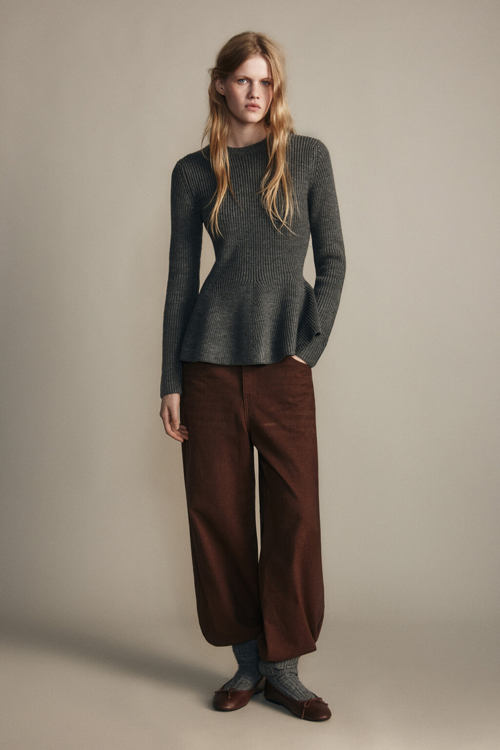 Джемпер вязаный приталенный с баской - цвет серый - 4