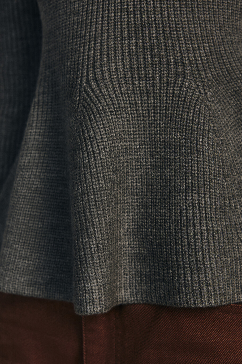 Джемпер вязаный приталенный с баской - цвет серый - 5