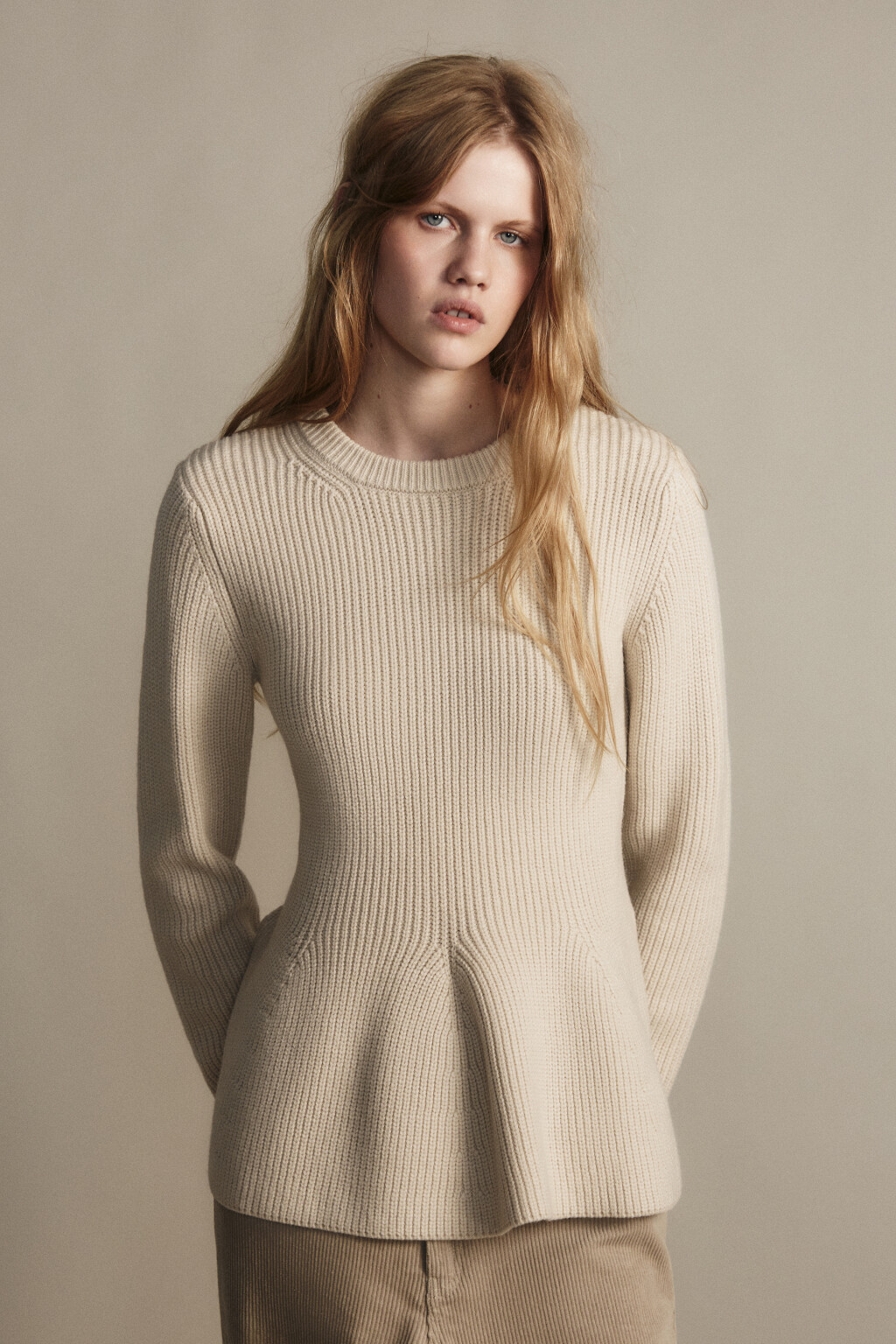 Джемпер вязаный приталенный с баской - цвет бежевый - 2