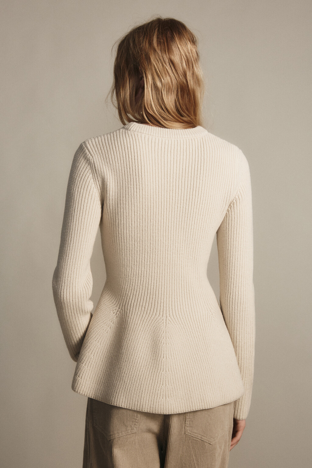 Джемпер вязаный приталенный с баской - цвет бежевый - 3