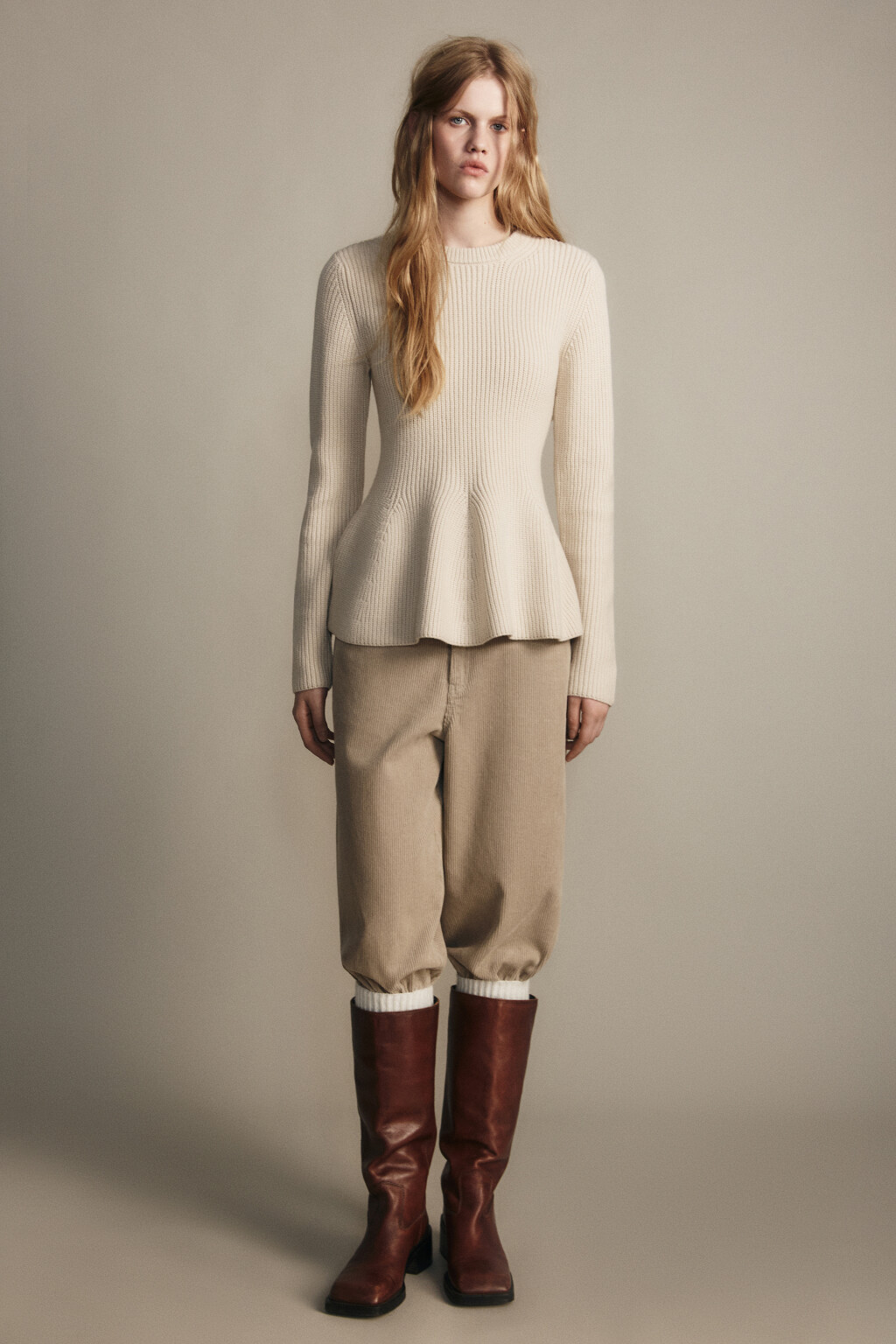 Джемпер вязаный приталенный с баской - цвет бежевый - 4