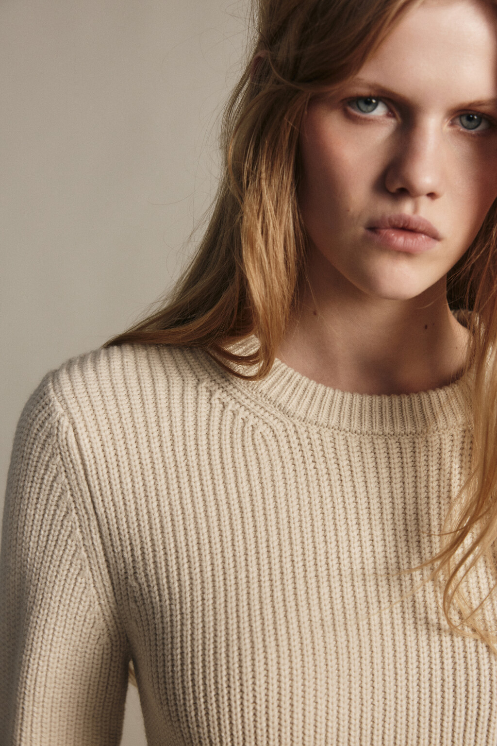 Джемпер вязаный приталенный с баской - цвет бежевый - 5