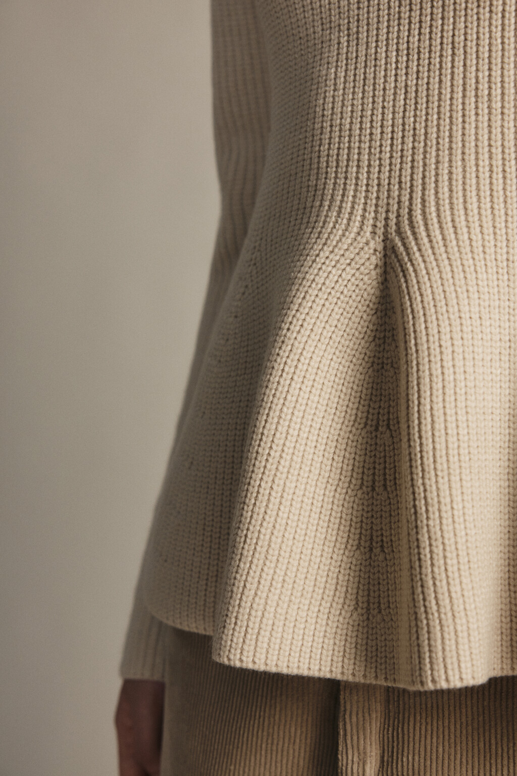 Джемпер вязаный приталенный с баской - цвет бежевый - 6