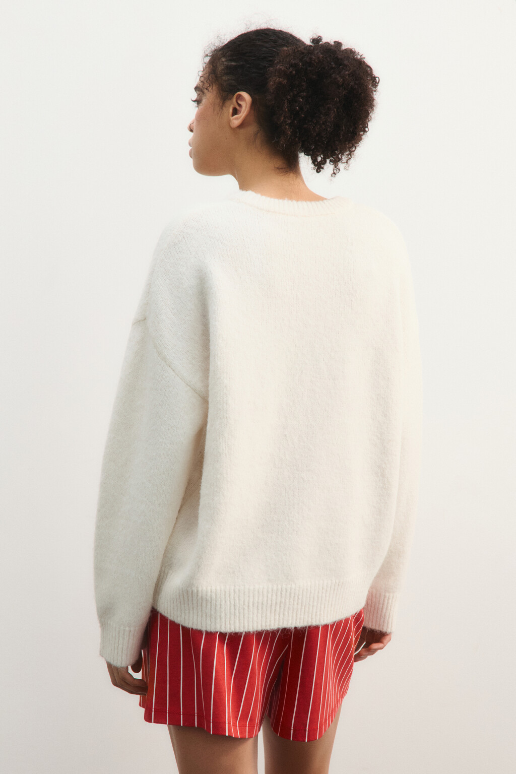 Джемпер вязаный с новогодней вышивкой - цвет молочный - 4