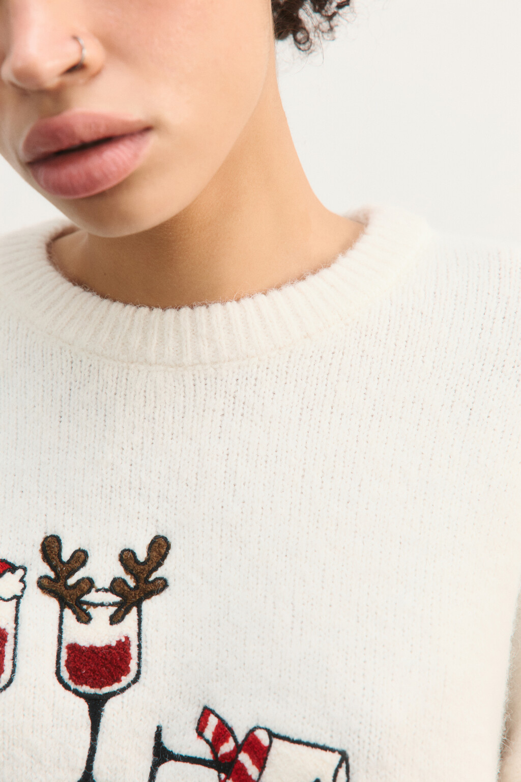 Джемпер вязаный с новогодней вышивкой - цвет молочный - 7