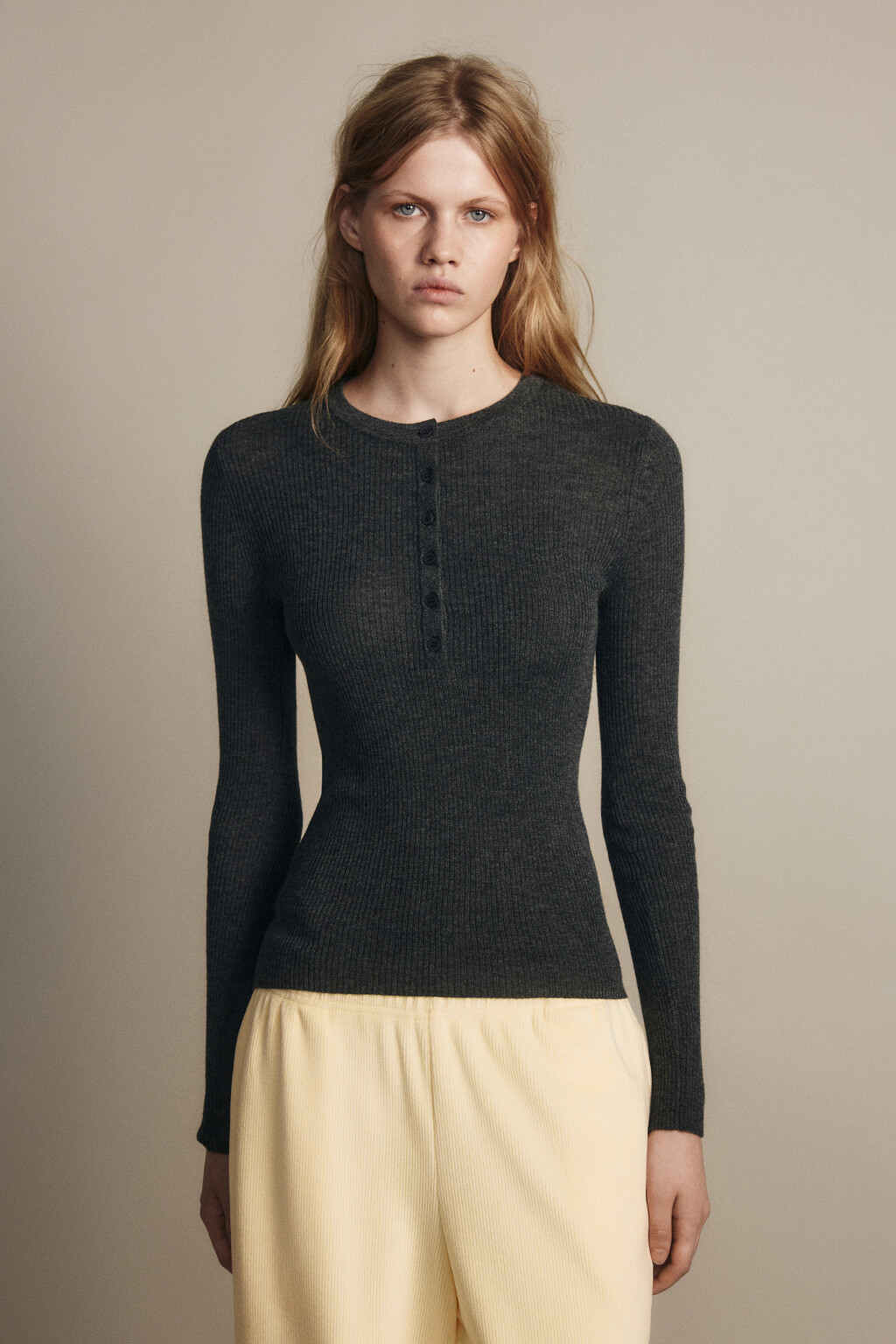 Джемпер шерстяной с застежкой на груди - цвет серый - 2