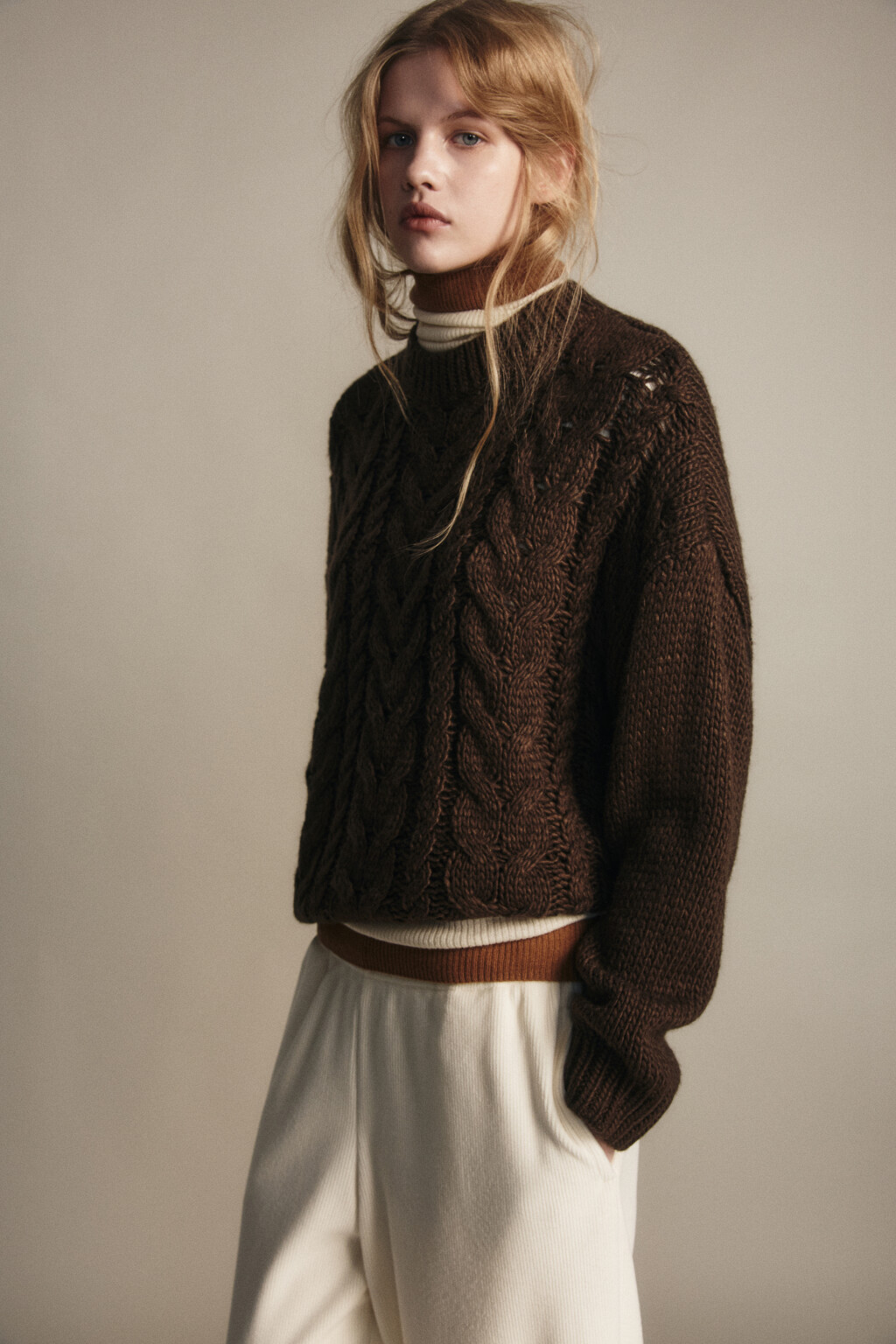 Джемпер вязаный с узором-косичкой - цвет коричневый - 1