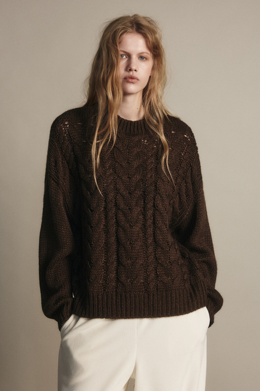 Джемпер вязаный с узором-косичкой - цвет коричневый - 2