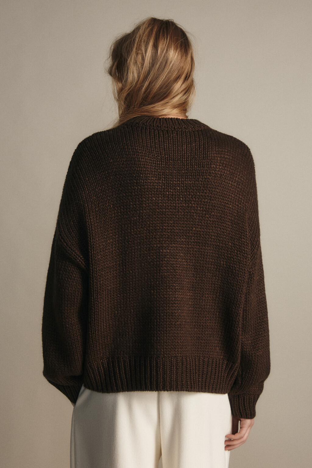 Джемпер вязаный с узором-косичкой - цвет коричневый - 3