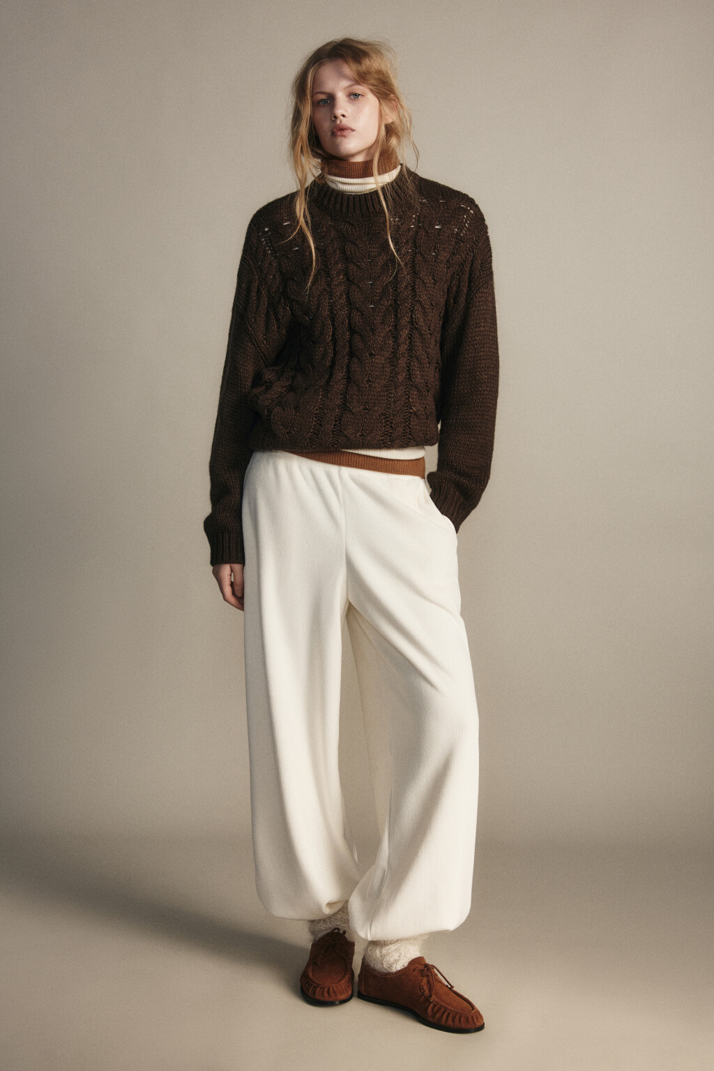 Джемпер вязаный с узором-косичкой - цвет коричневый - 4