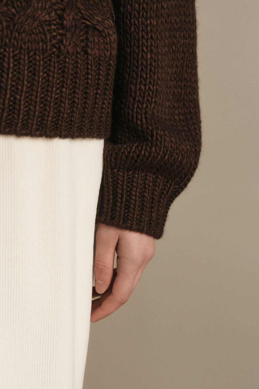 Джемпер вязаный с узором-косичкой - цвет коричневый - 6