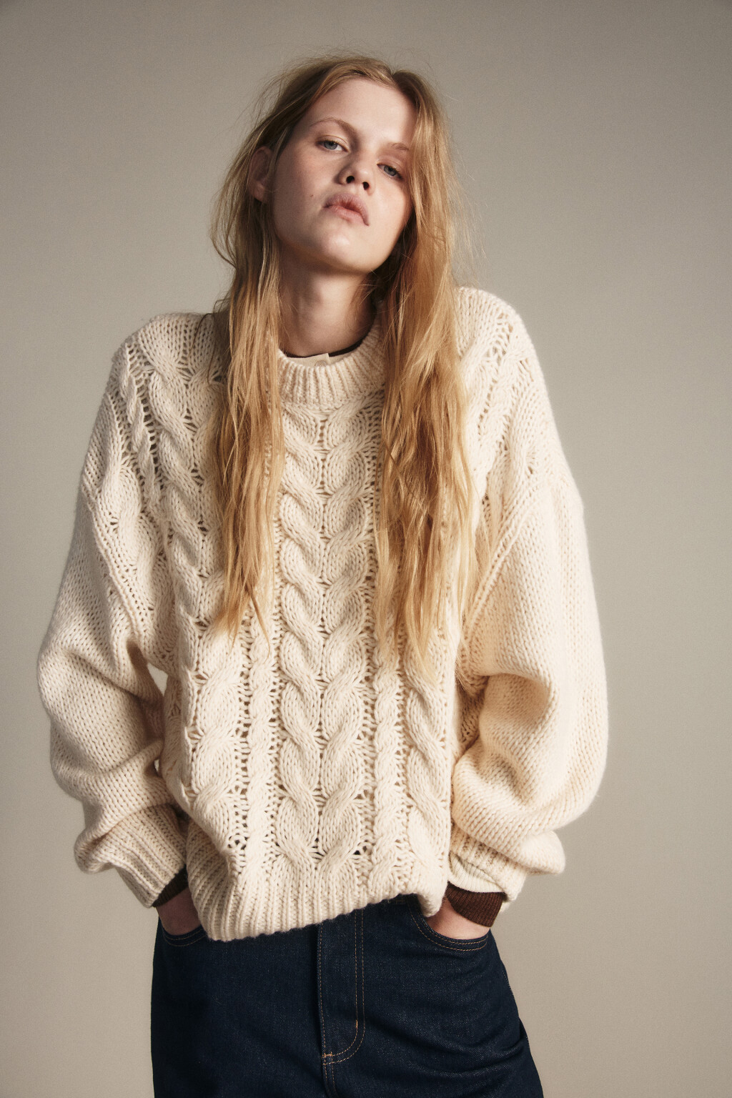 Джемпер вязаный с узором-косичкой - цвет молочный - 1