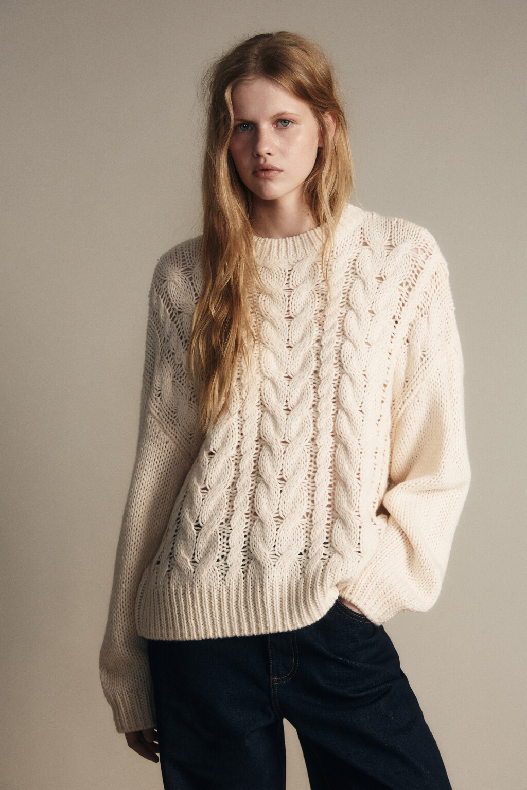 Джемпер вязаный с узором-косичкой - цвет молочный - 2