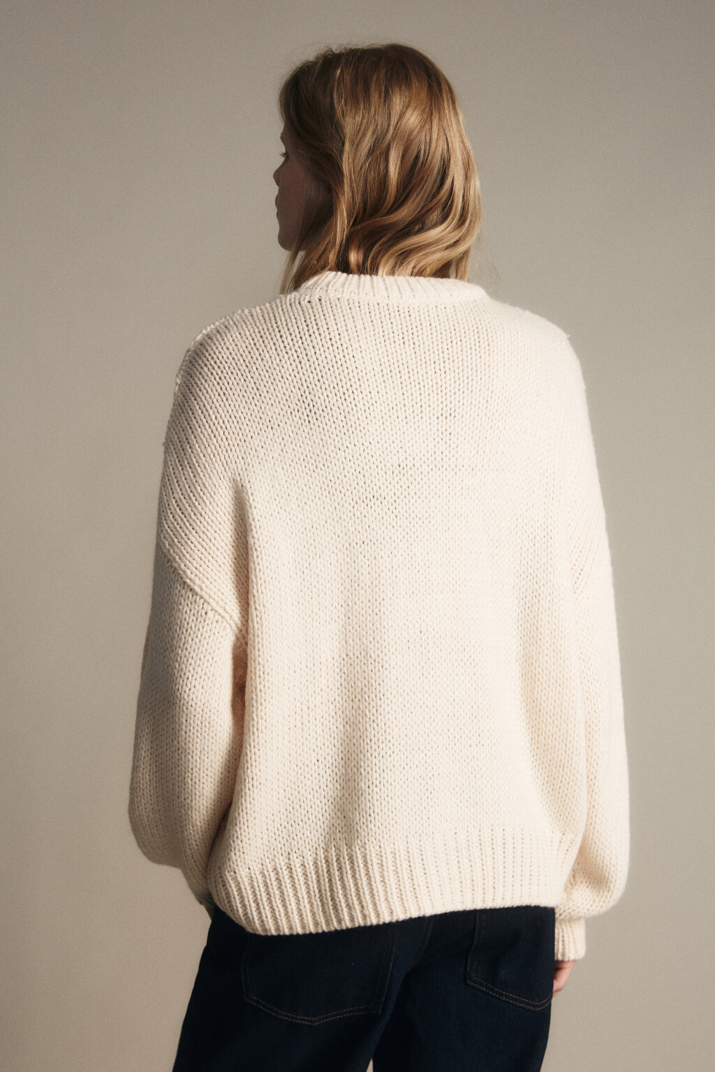 Джемпер вязаный с узором-косичкой - цвет молочный - 3