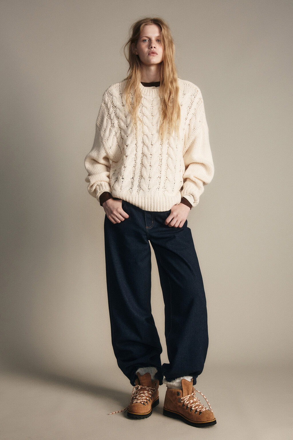 Джемпер вязаный с узором-косичкой - цвет молочный - 4