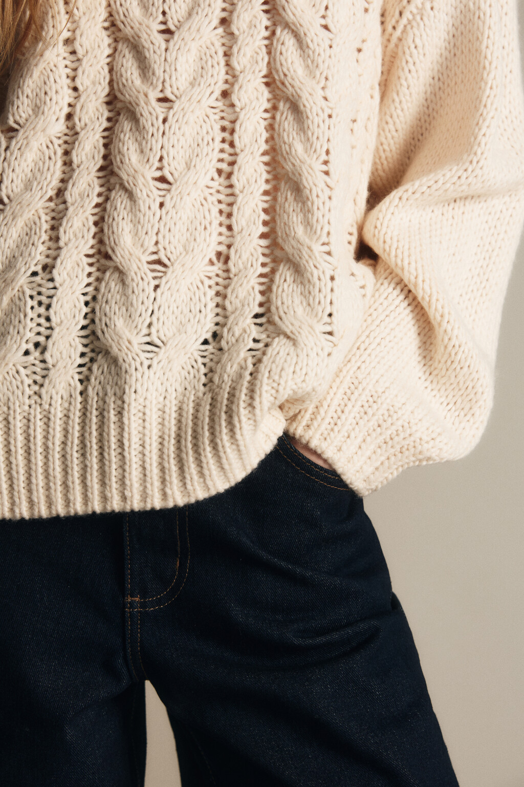 Джемпер вязаный с узором-косичкой - цвет молочный - 5