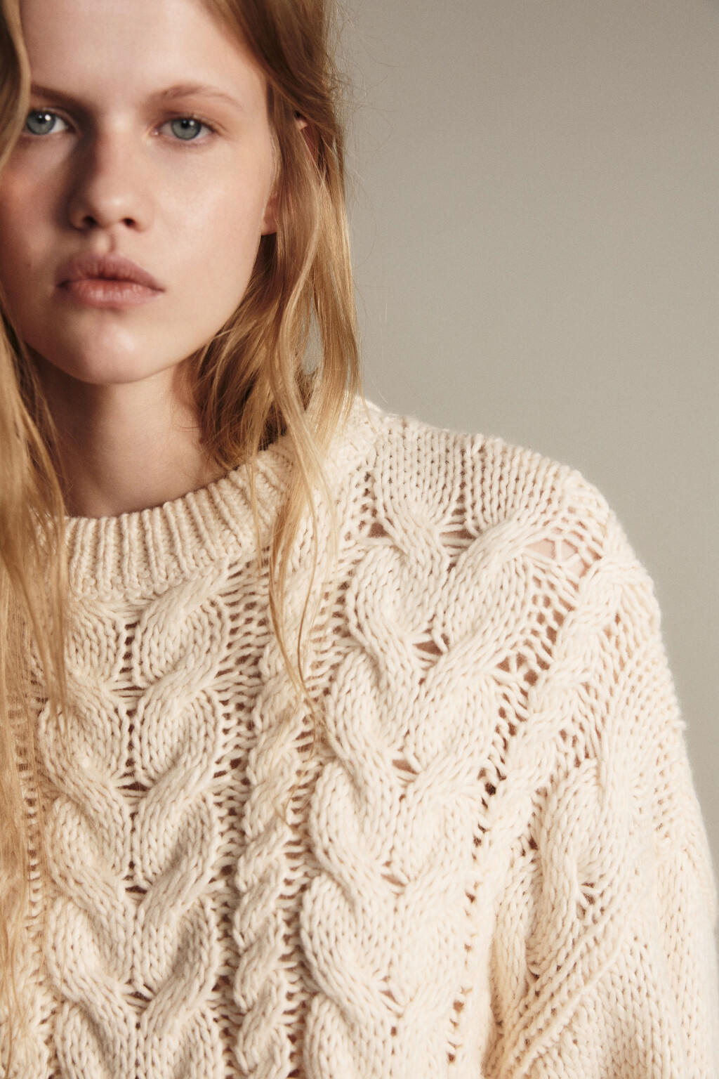 Джемпер вязаный с узором-косичкой - цвет молочный - 6
