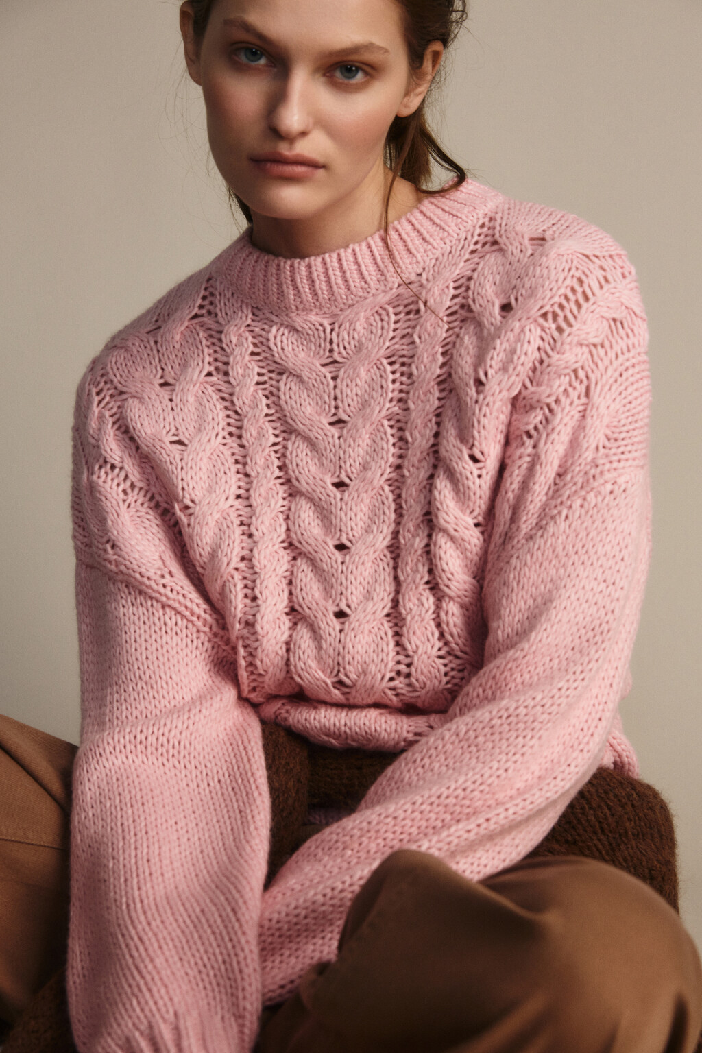 Джемпер вязаный с узором-косичкой - цвет розовый - 4