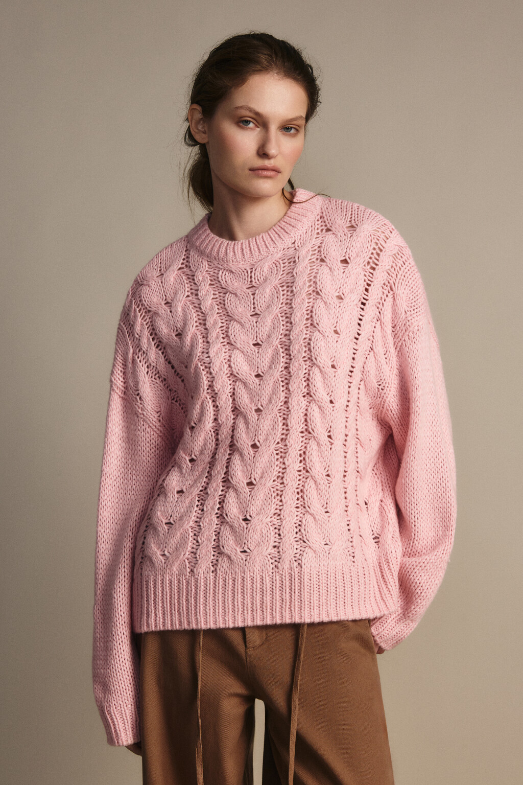 Джемпер вязаный с узором-косичкой - цвет розовый - 5