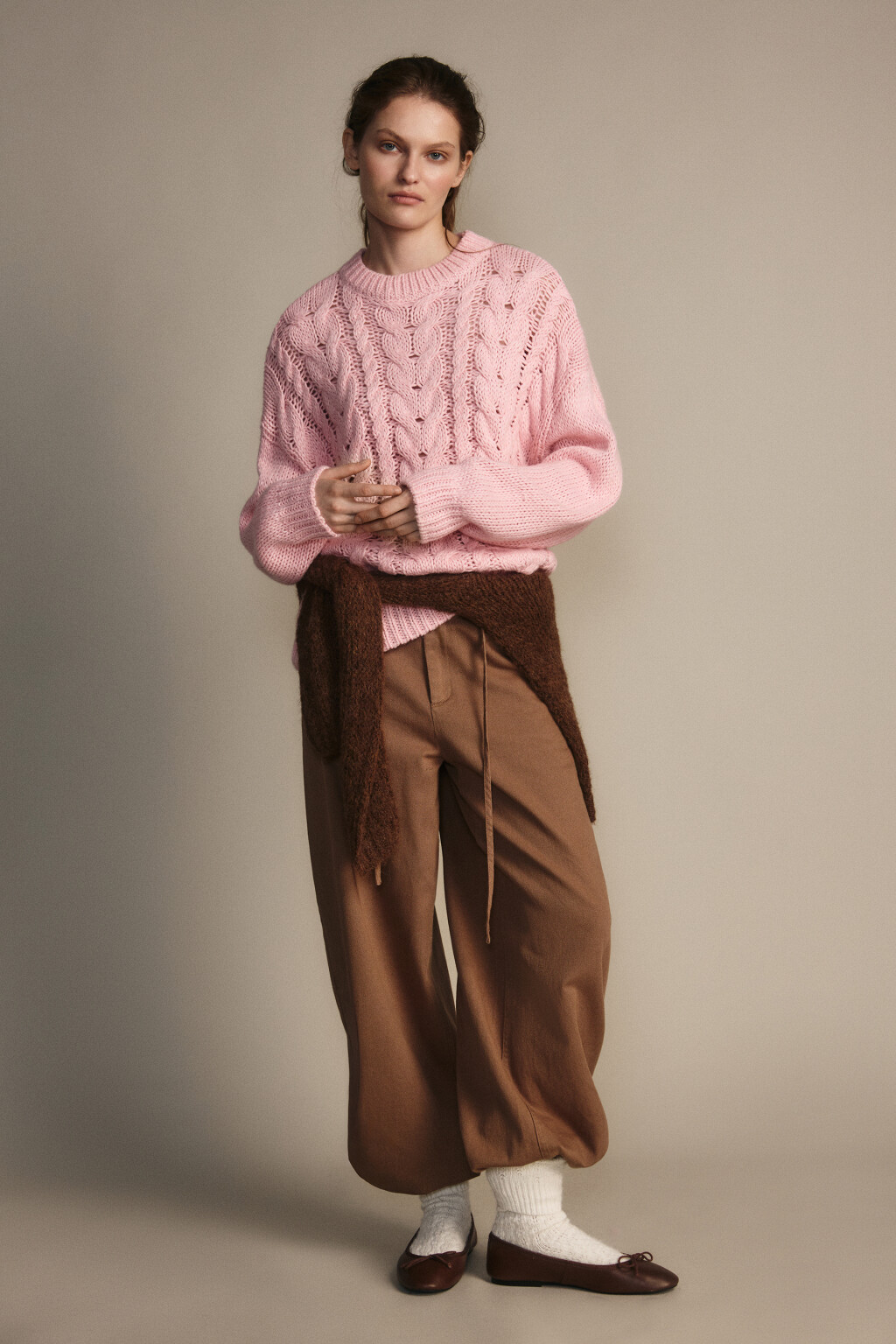 Джемпер вязаный с узором-косичкой - цвет розовый - 7