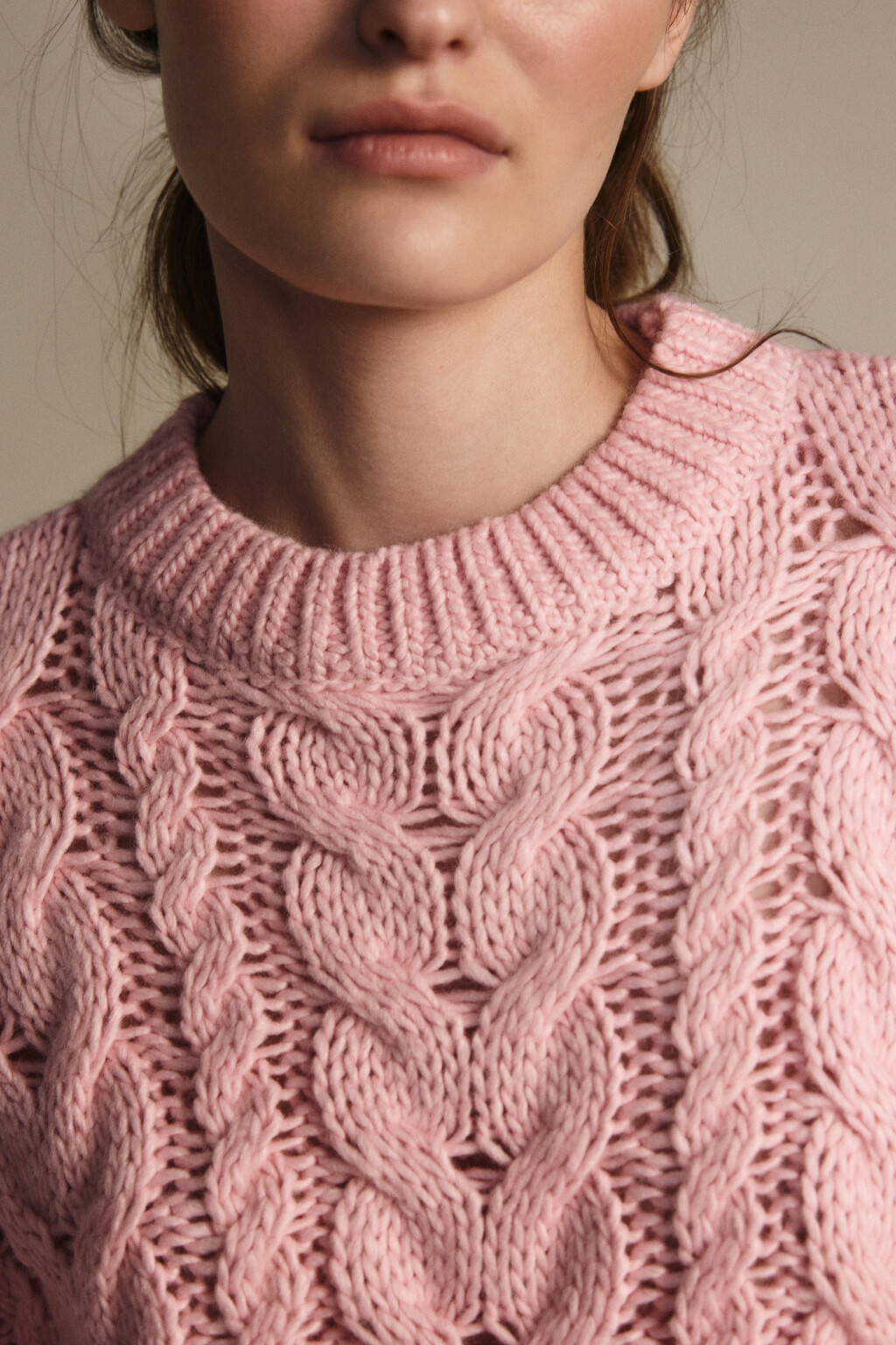 Джемпер вязаный с узором-косичкой - цвет розовый - 8