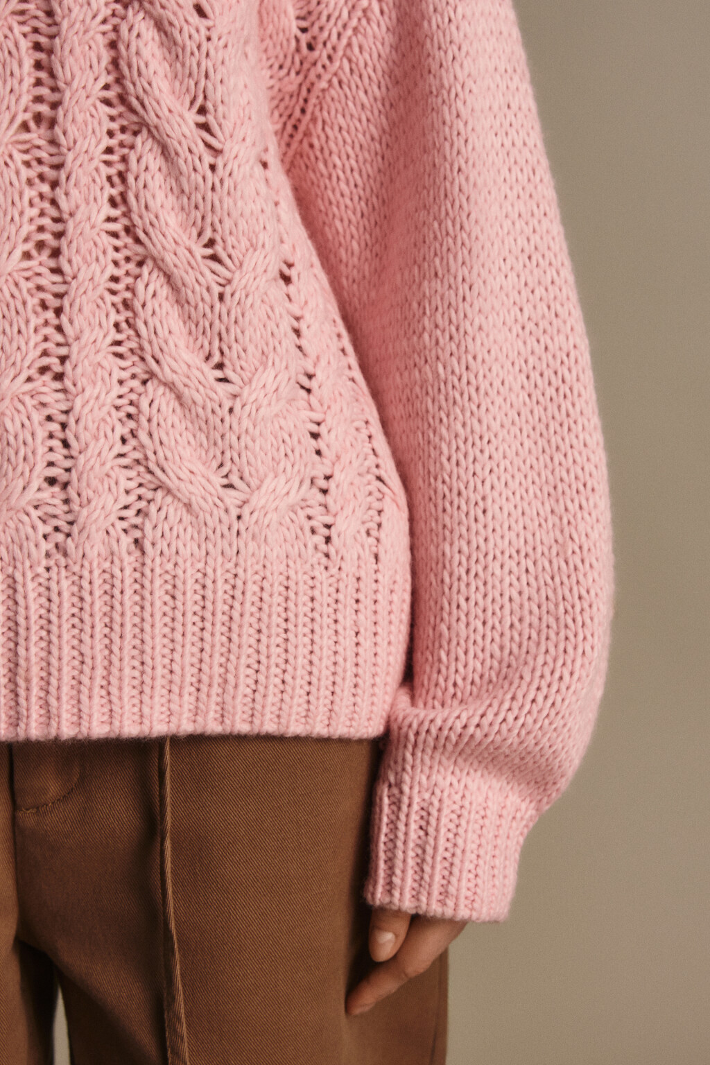 Джемпер вязаный с узором-косичкой - цвет розовый - 9