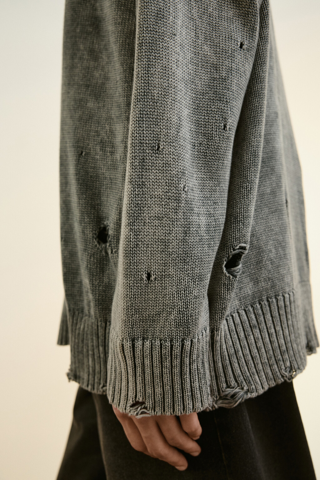 Джемпер рваный с вареным эффектом - цвет серый - 6