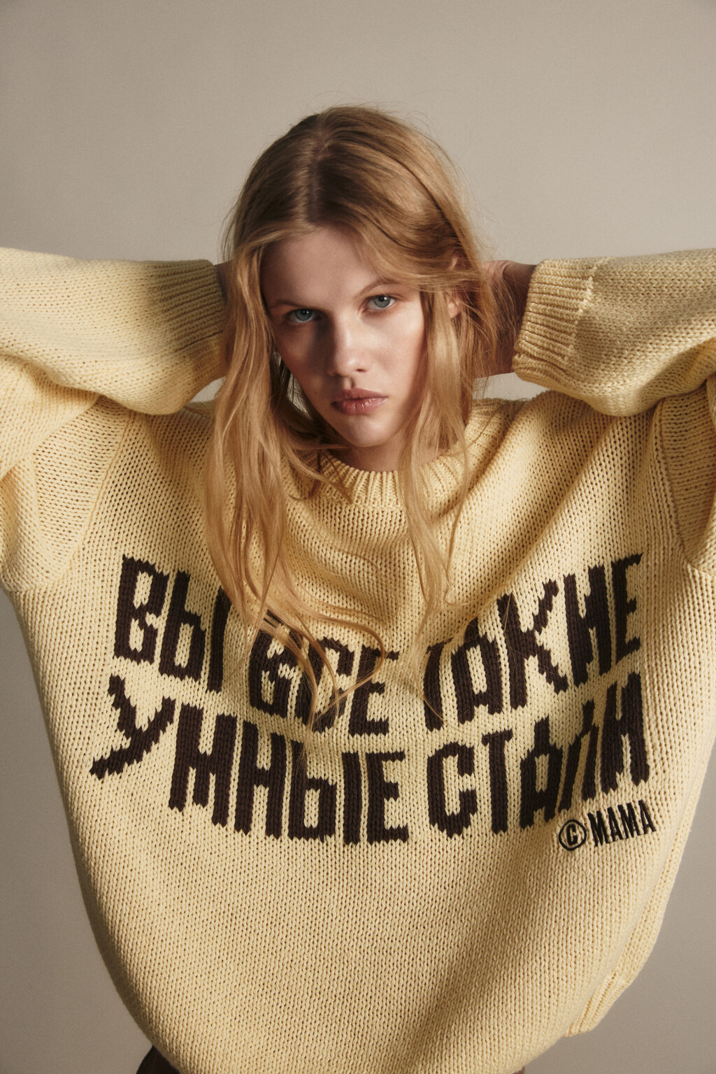 Джемпер вязаный с надписью - цвет желтый - 1