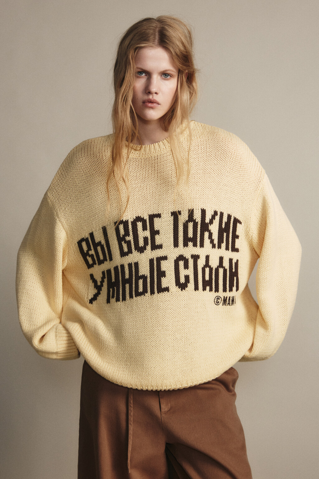Джемпер вязаный с надписью - цвет желтый - 2