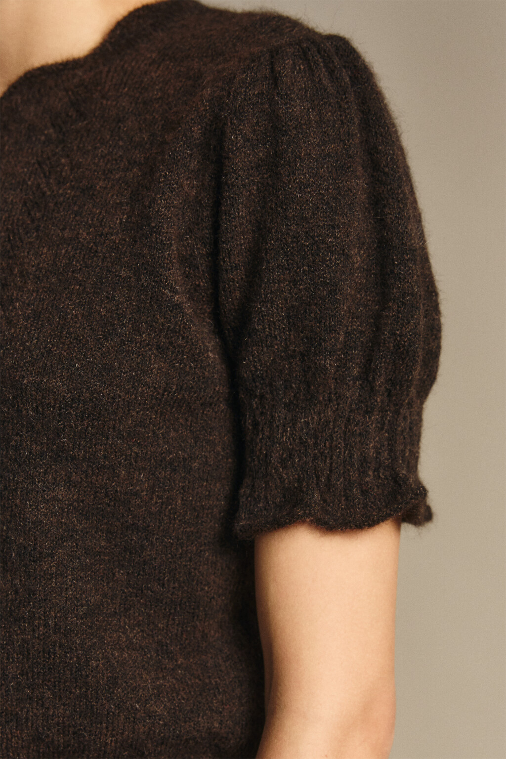 Джемпер вязаный ажурный с оборками - цвет коричневый - 7